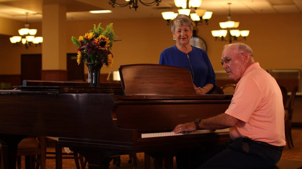 ER Senior Management | Residents at piano