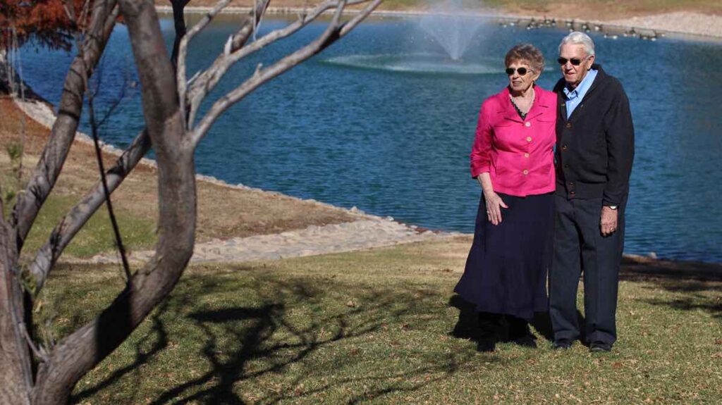 ER Senior Management | Residents walking outdoors